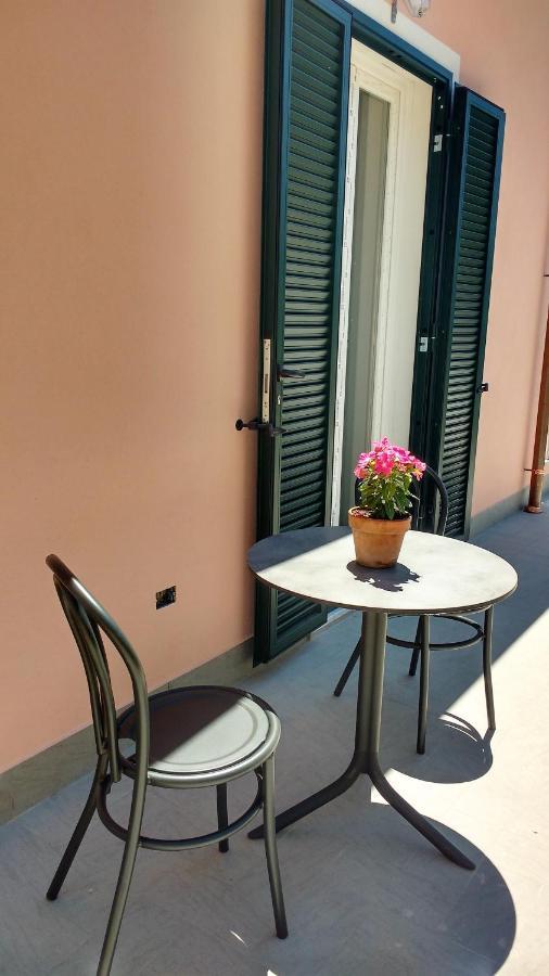 La Vie Est Belle Bed and Breakfast Finale Ligure Exteriör bild