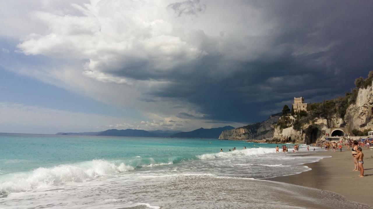 La Vie Est Belle Bed and Breakfast Finale Ligure Exteriör bild