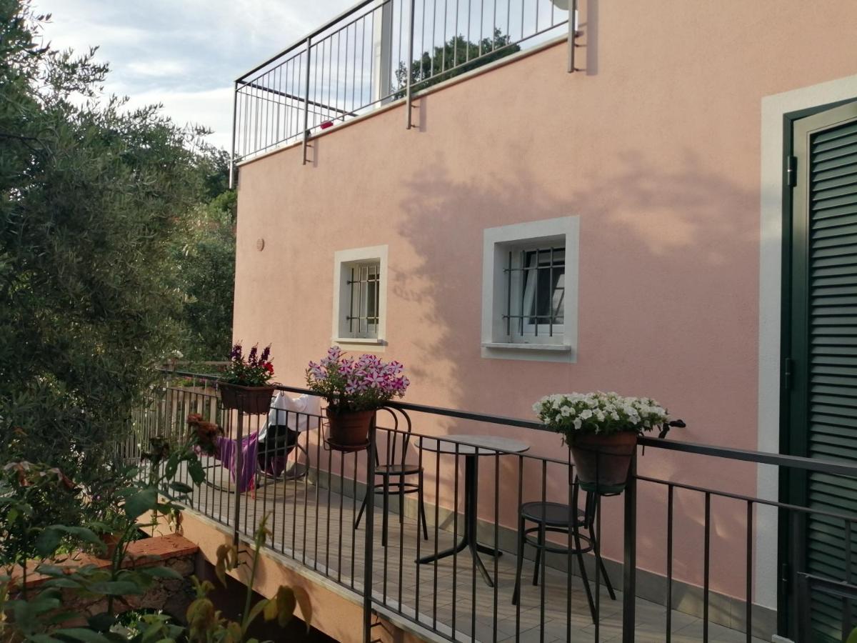 La Vie Est Belle Bed and Breakfast Finale Ligure Exteriör bild