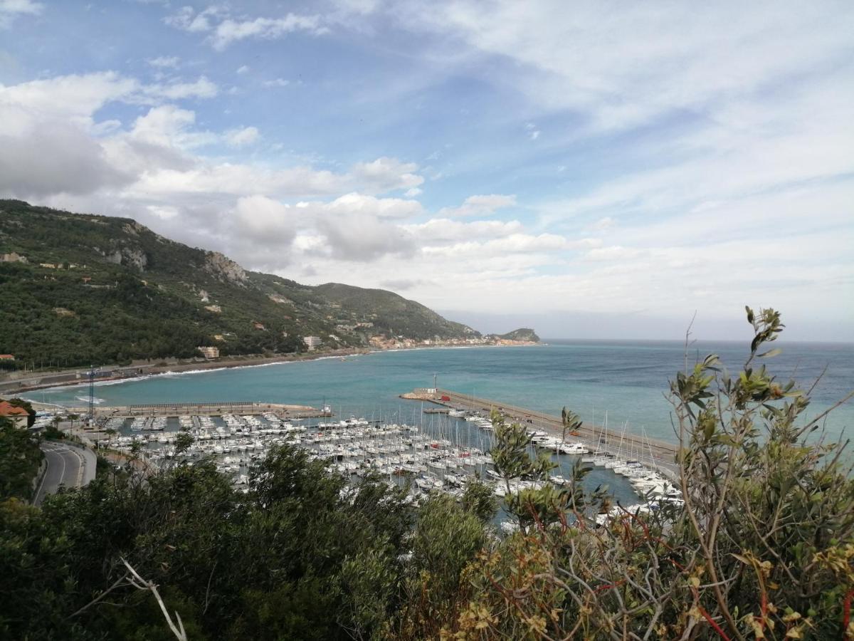La Vie Est Belle Bed and Breakfast Finale Ligure Exteriör bild